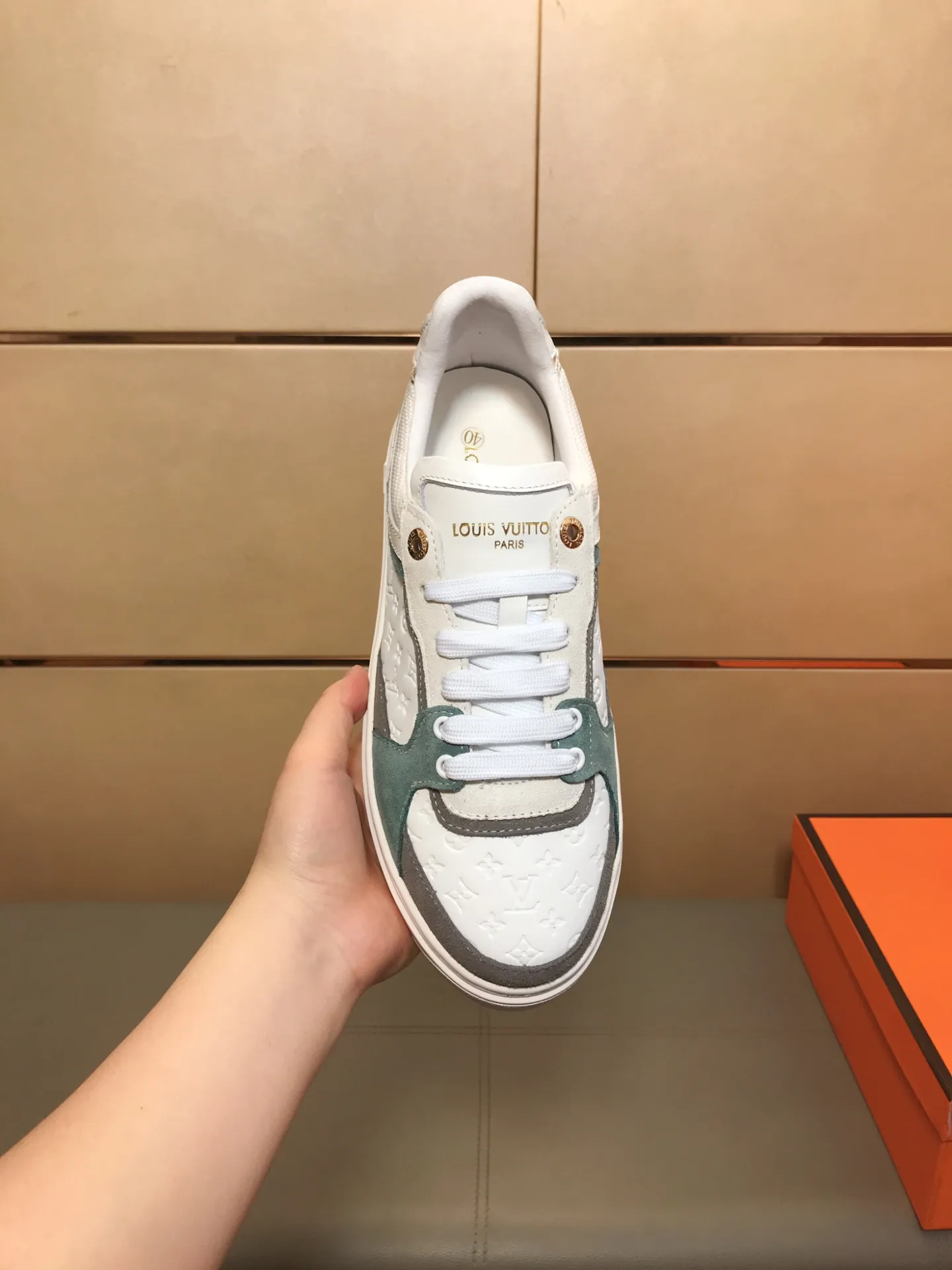 Ex-factory price 400 🔥🔥 New model on the market [LV Louis Vuitton] The latest high-quality men's casual shoes, European and American trends 🔰 Perfectly blend noble quality and fashionable texture 💋💋 The upper is made of imported cowhide + brand embossing, sheepskin lining, the overall fashion personality is set off to set off your uniqueness! Classic style, cool and stylish trendy male image🌹 38-44👣